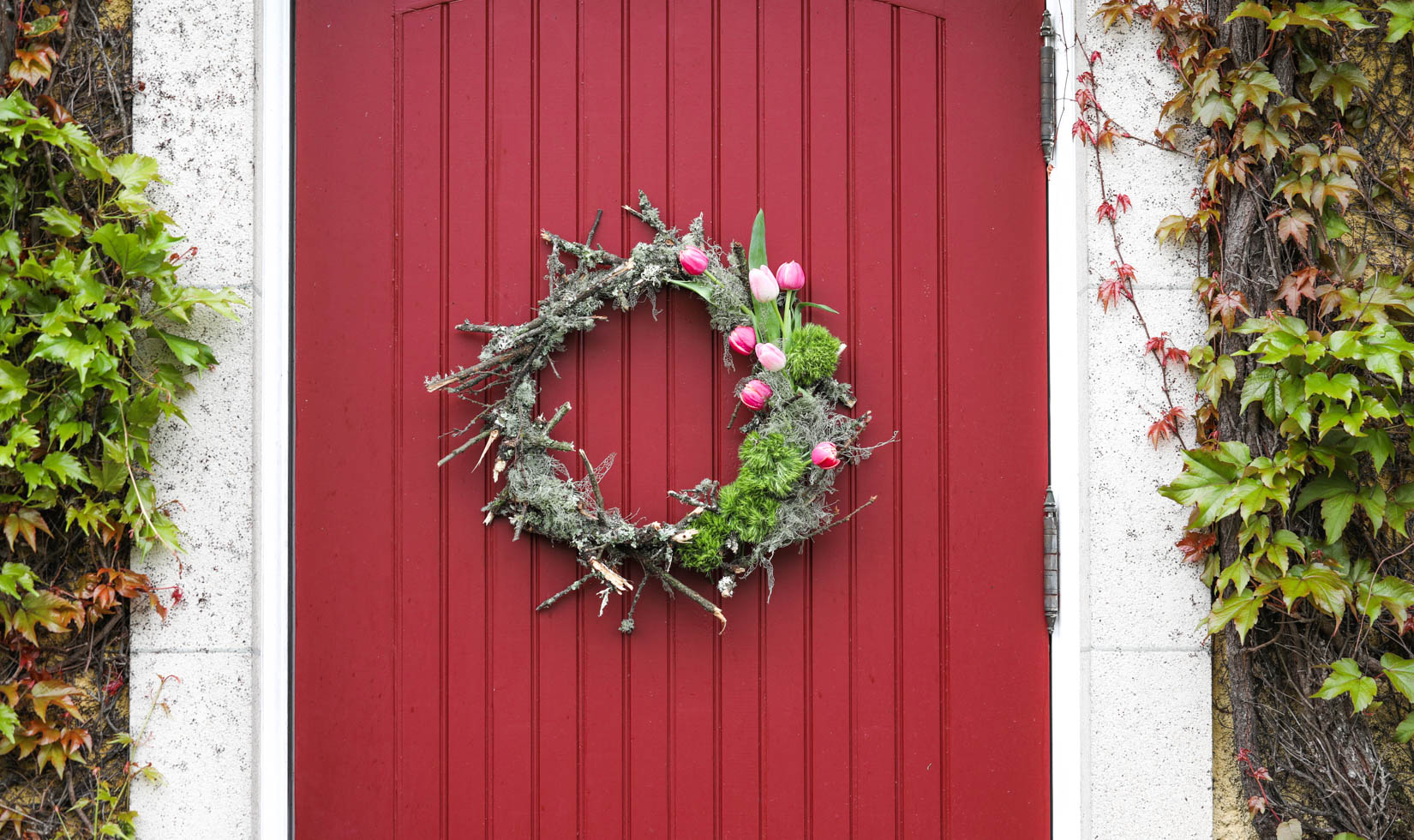 spring wreath ideas for front door, tulip moss wreath